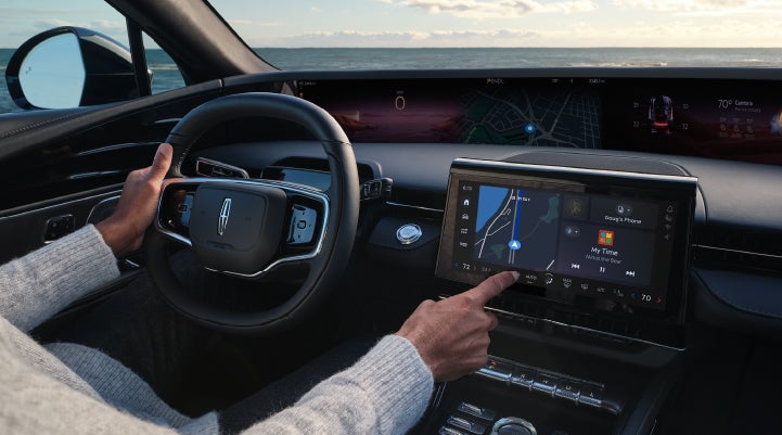 The driver of a 2024 Lincoln Nautilus® SUV interacts with the new Lincoln Digital Experience. | Dave Sinclair Lincoln St. Peters in Saint Peters MO
