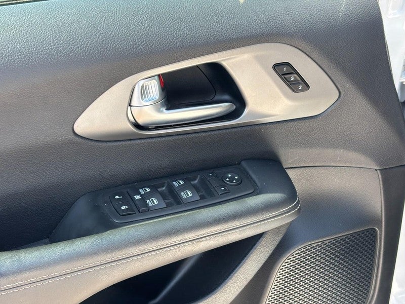 2025 Chrysler Pacifica Select FWD