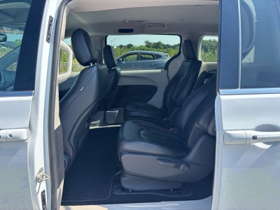2022 Chrysler Pacifica Hybrid Touring L FWD