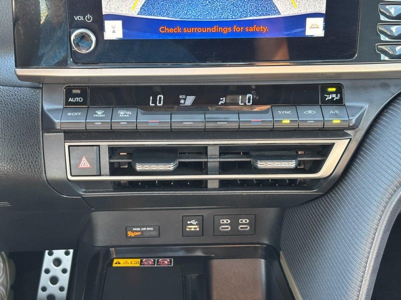2025 Toyota Camry SE (Natl)
