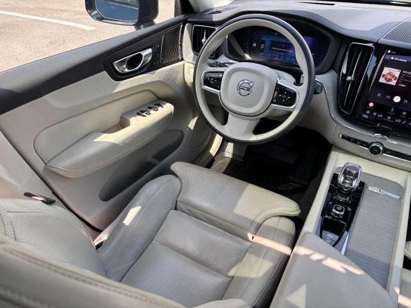 2024 Volvo XC60 B5 AWD Ultimate Dark Theme