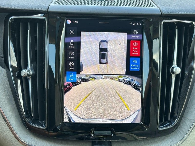 2024 Volvo XC60 B5 AWD Ultimate Dark Theme