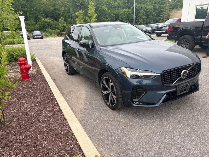 2024 Volvo XC60 B5 AWD Ultimate Dark Theme