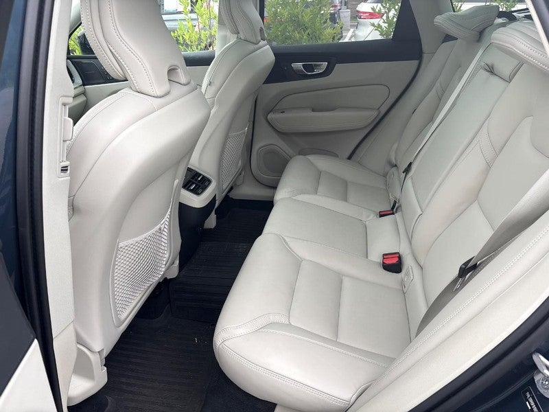 2024 Volvo XC60 B5 AWD Ultimate Dark Theme