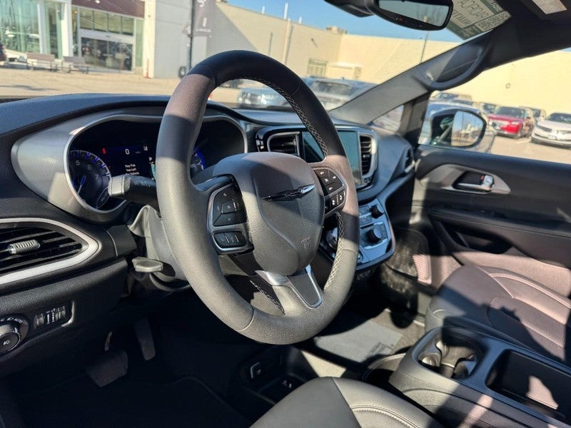 2025 Chrysler Pacifica Select FWD