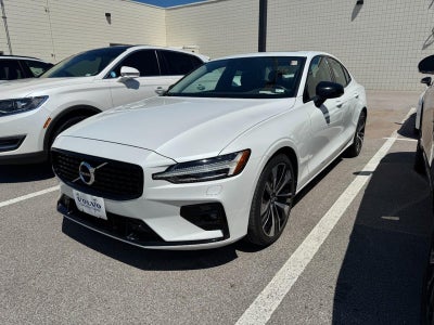 2022 Volvo S60 B5 FWD Momentum
