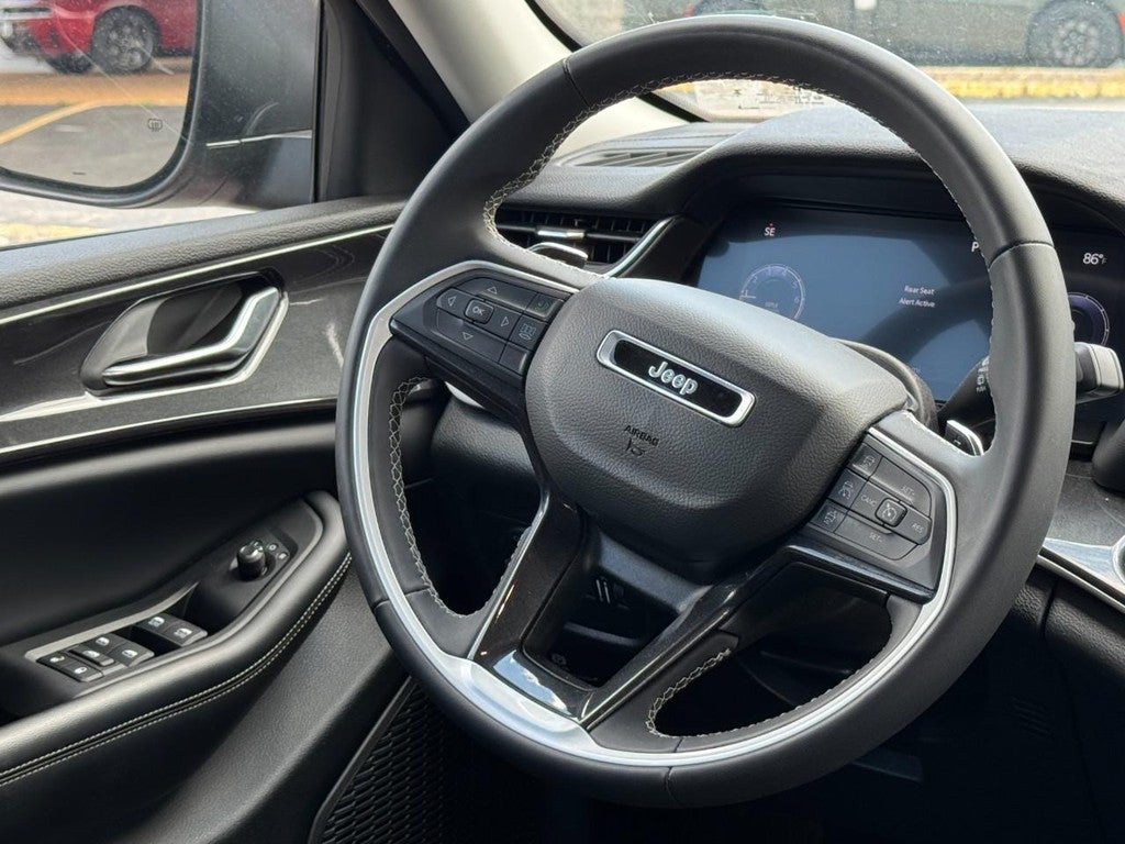 2023 Jeep Grand Cherokee Laredo 4x4