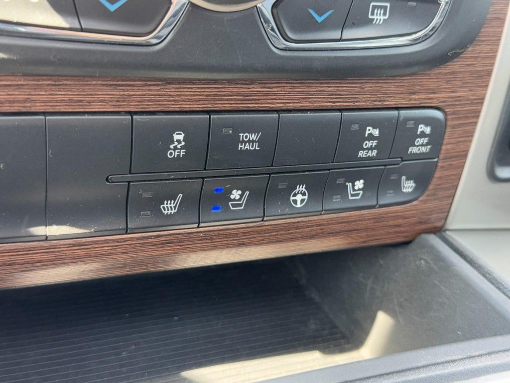 2017 RAM 1500 Laramie 4x4 Crew Cab 5'7" Box