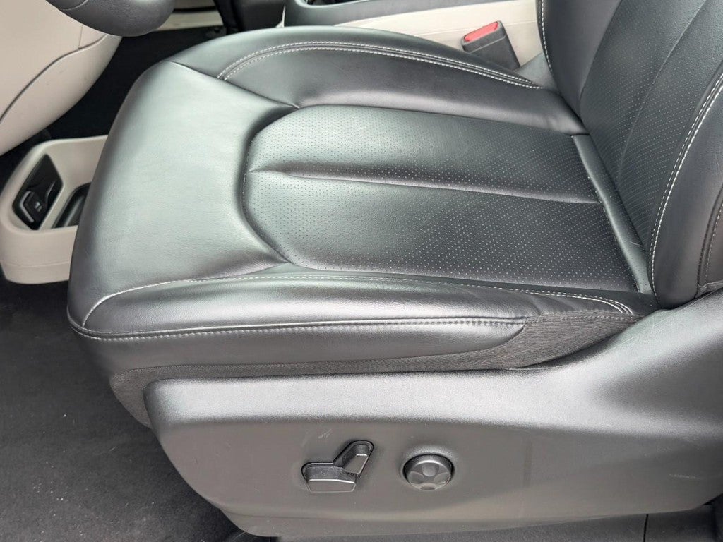 2023 Chrysler Pacifica Hybrid Touring L FWD