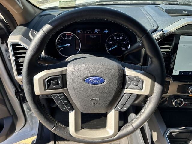 2022 Ford Super Duty F-350 DRW LARIAT 4WD Crew Cab 8' Box