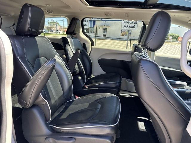 2023 Chrysler Pacifica Hybrid Limited FWD