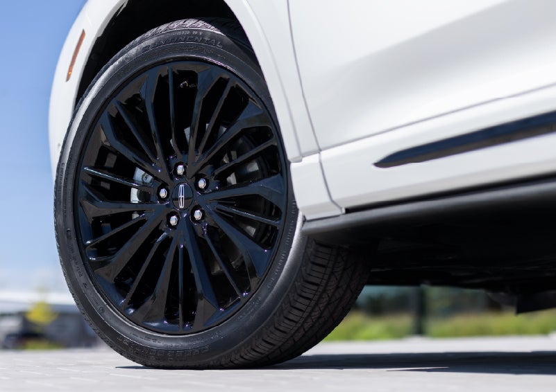A stylish 20-inch black aluminum wheel of the available Jet Appearance Package is shown. | Dave Sinclair Lincoln St. Peters in Saint Peters MO