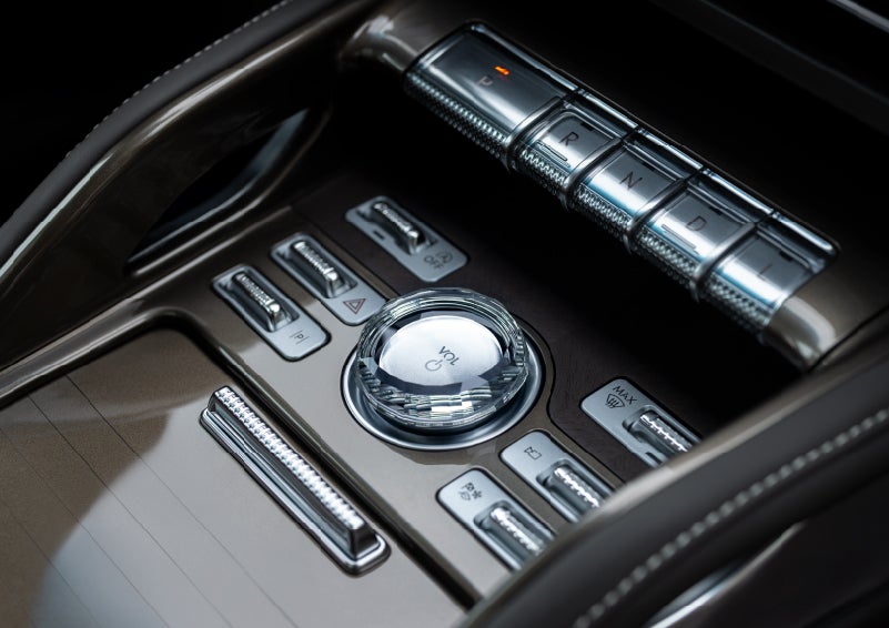 A crystal-inspired volume knob is shown in the center floor console of a 2026 Lincoln Nautilus® SUV. | Dave Sinclair Lincoln St. Peters in Saint Peters MO