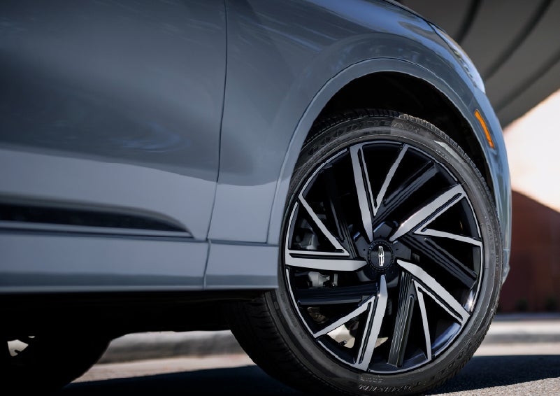 The wheel of the 2027 Lincoln Aviator® Black Label™ SUV is shown slightly angled out. | Dave Sinclair Lincoln St. Peters in Saint Peters MO