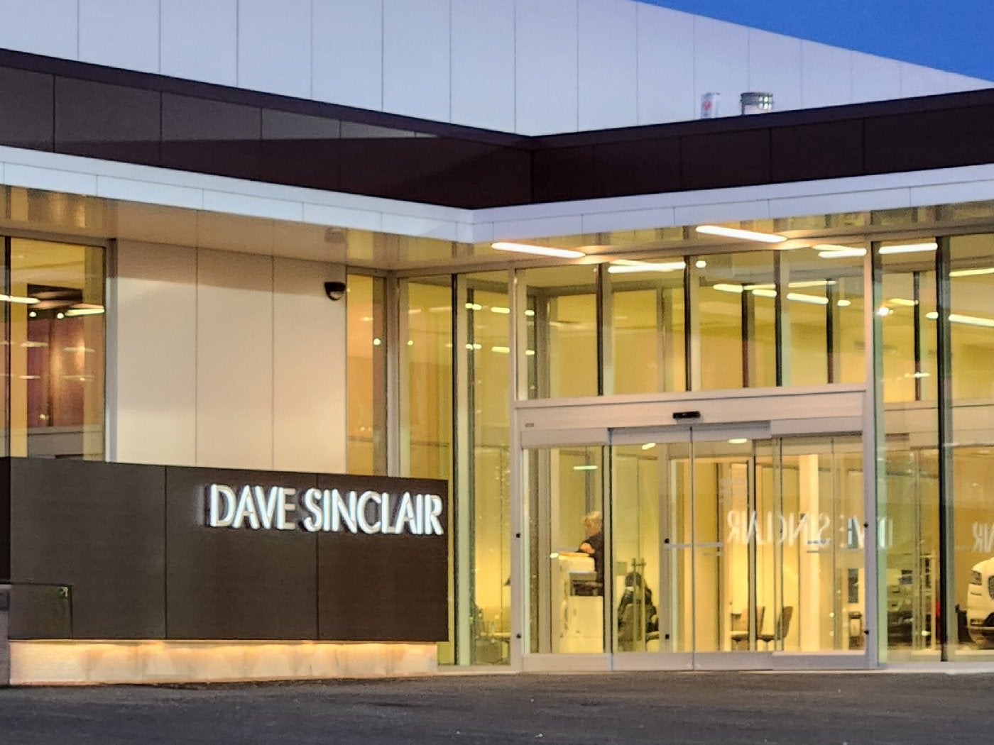 Front entrance and glass showroom at Dave Sinclair Lincoln St. Peters with the Dave Sinclair sign