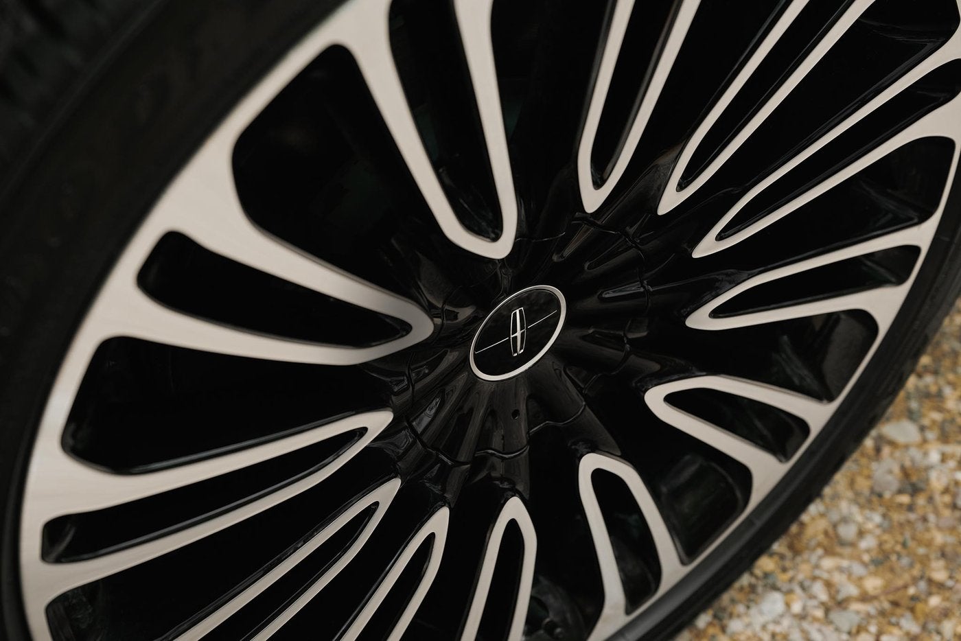 Close view of a Lincoln Aviator wheel with black and machined spokes