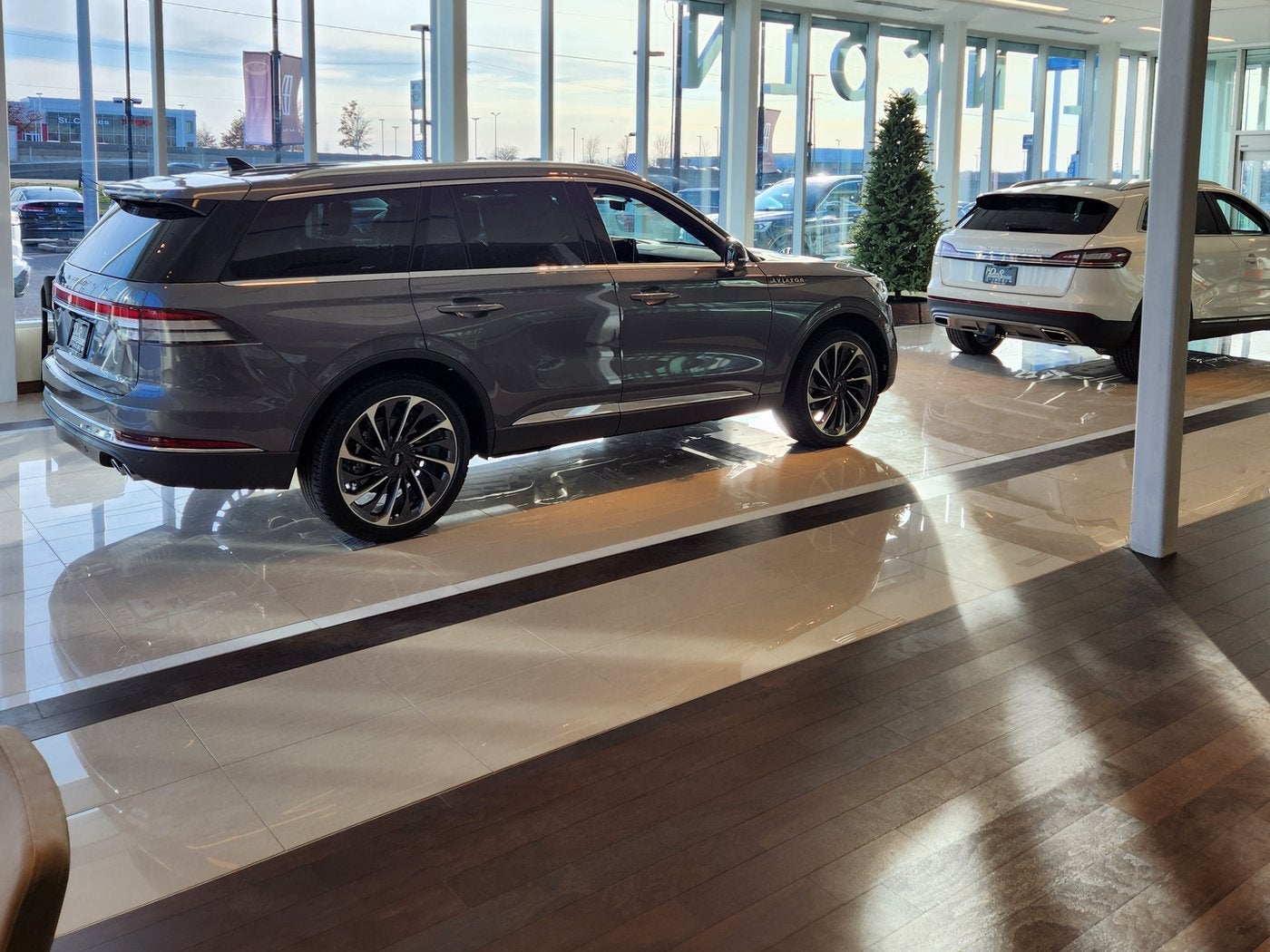 Lincoln Aviator and Lincoln Nautilus on the showroom floor at Dave Sinclair Lincoln St. Peters